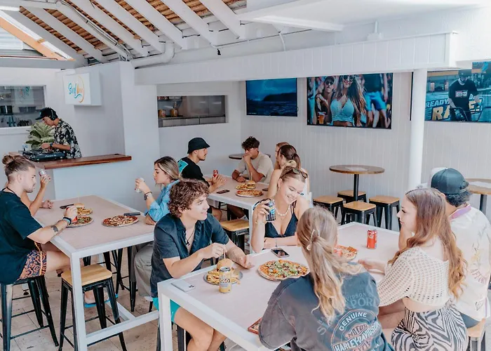 Surf Inn Boutique Backpackers - Free Breakfast